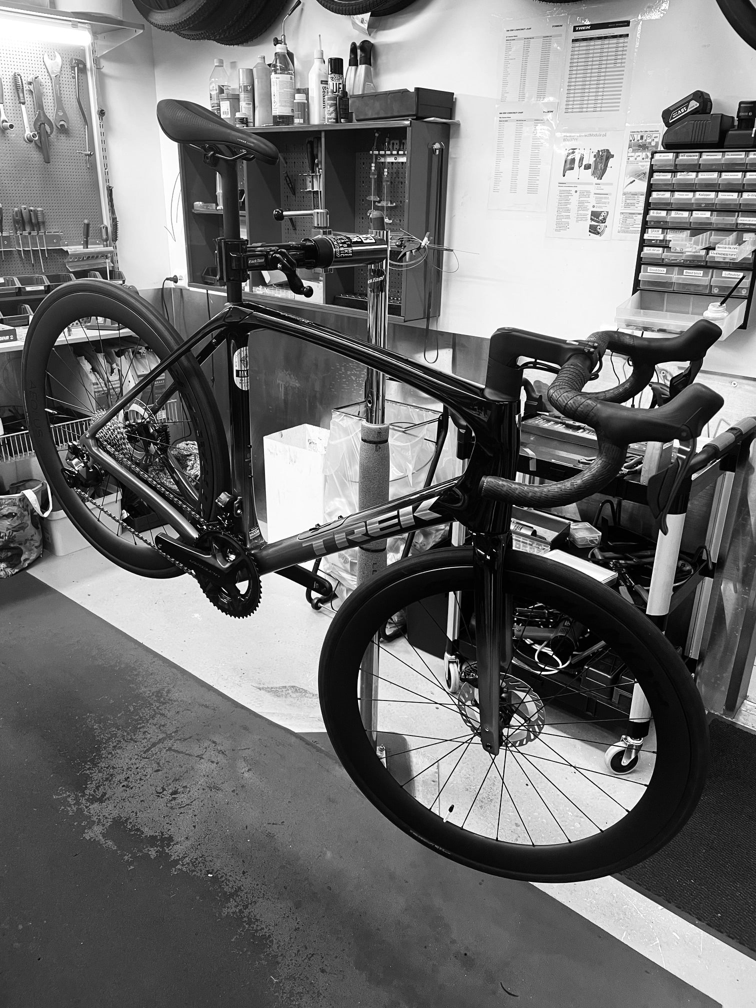 Trek landeveissykkel under service i reparasjonsstativ
